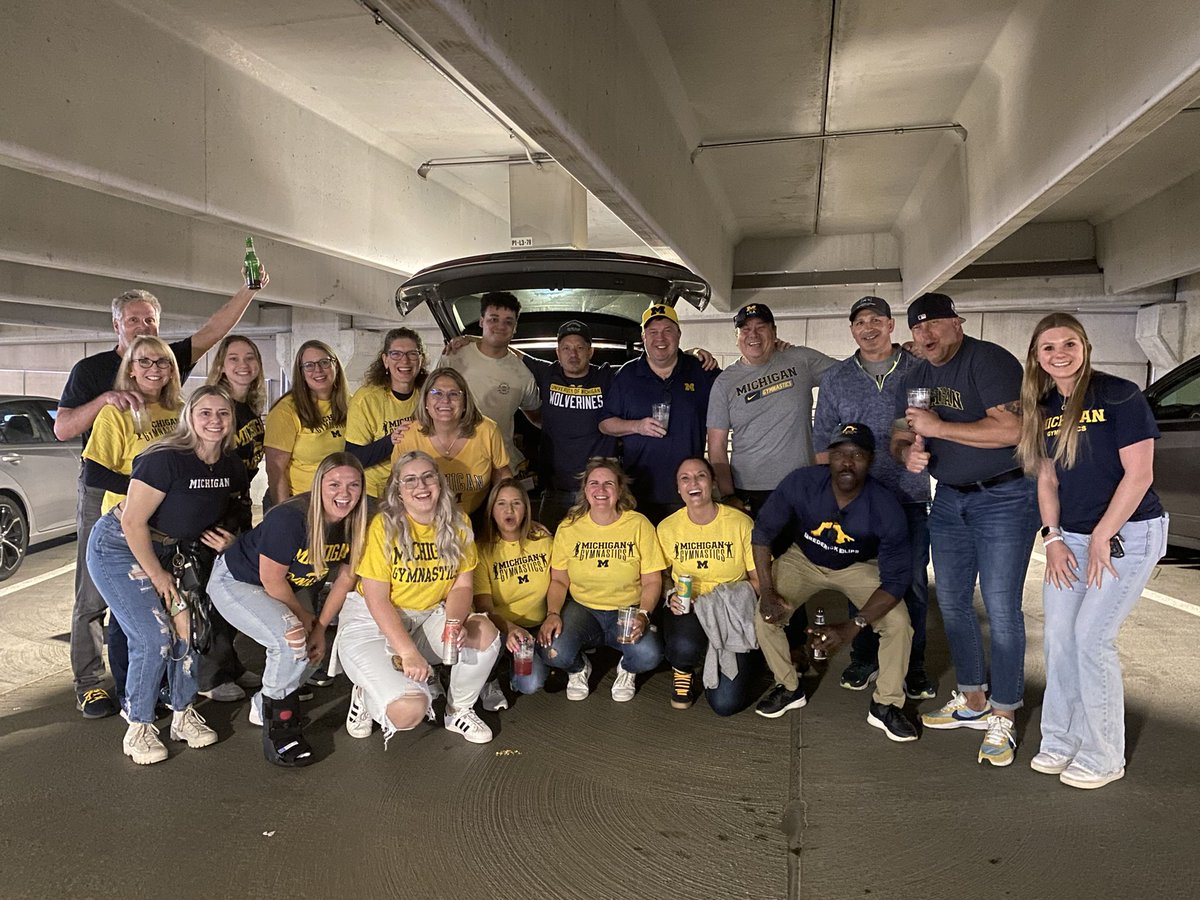 Odymon's tweet photo. Let’s go!!! Parents are ready #GoBlue #NCAAgym @CapitalOne https://t.co/wSE8QPqpBi