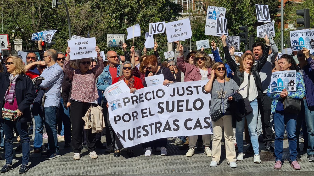 SilviaKmpos's tweet photo. Gran éxito en la concentración de hoy en Cibeles  #Plan18000  Yo compré mi casa a un precio actual, precio de mercado libre, sabiendo que el suelo era del Ayuntamiento, pero que me cobraría 30.000 € aprox cuando llegara la oferta, no a 147.000 € como me pide ahora por la compra https://t.co/eejnq3qim4
