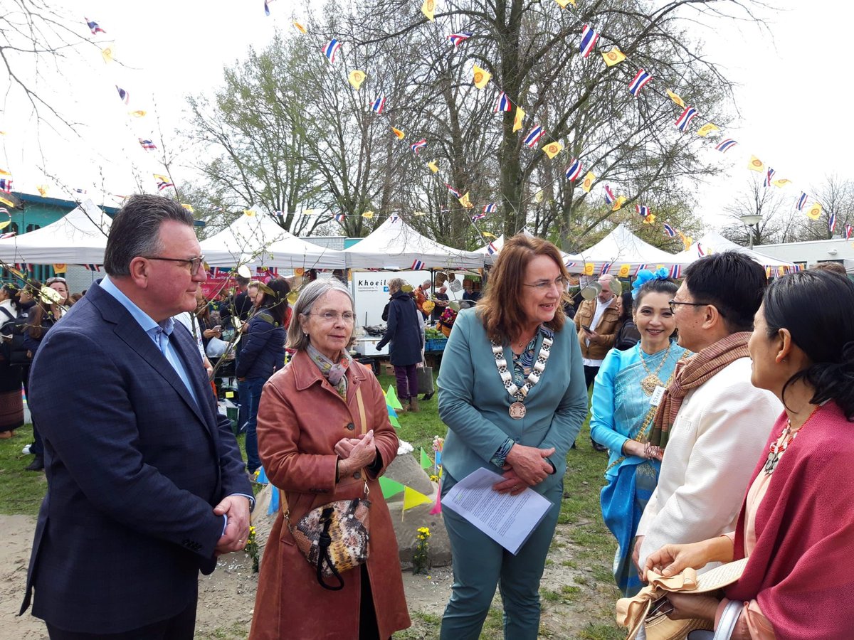 Thais nieuw jaar vierden we vandaag in de Buddhavihara tempel in het Leeghwaterpark. Een stralende middag vol gastvrijheid en ceremonie, in aanwezigheid van de ambassadeur van Thailand en zijn vrouw. Mooi om samen nieuw jaar te vieren, veel belangstelling uit wijk en verre omtrek
