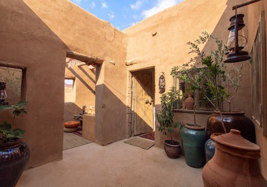 أفتتاح فندق #دار_طنطورة كأحد أجمل وجهات الضيافة في #العلا بالطراز البوتيكي القائم على مباني قديمة، أُعيد ترميمها في منطقة البلدة القديمة ، يضم 30 غرفة فندقية، تم تصميمها على الطريقة التراثية التقليدية لمنازل العلا قديمًا، إلى جانب المرافق الأخرى كالمطاعم والمنتجع الصحي والمسبح