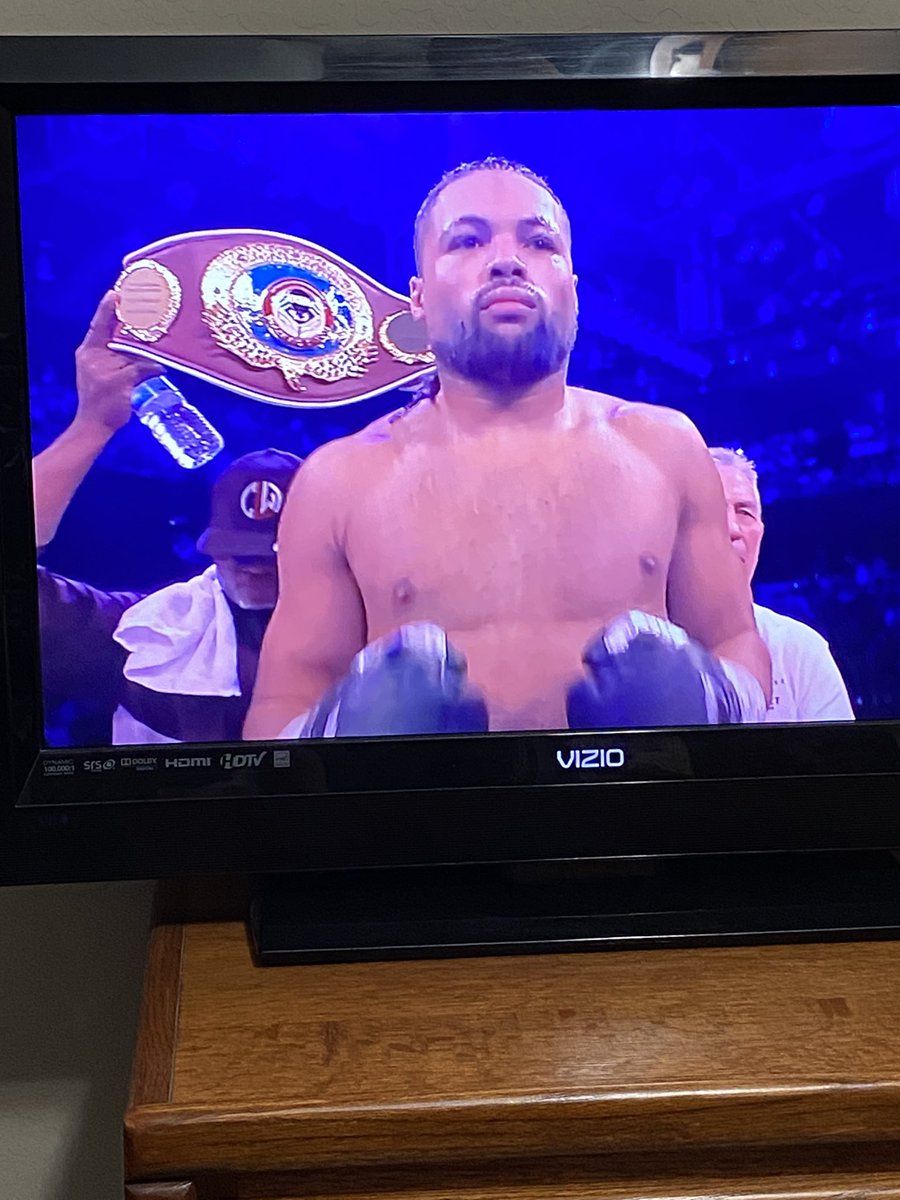 DansDen4Ever's tweet photo. @JoeJoyceBoxing @TopRankPR 
Might wanna tell your corner it’s upside down. You got it set to M for mini when it should be set to W for WomBO 
#espnplus #TopRankPR #JoeJoyce https://t.co/X5ydGkUu9T