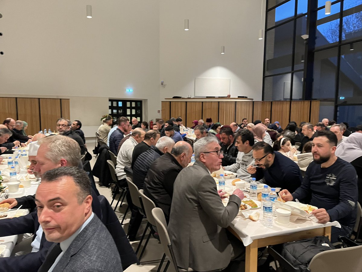 Vanavond te gast bij de iftarmaaltijd in de Taborkerk in aanwezigheid van veel buurtbewoners, gasten uit te stad en de Turkse consul generaal. Heerlijk eten en een gastvrije ontvangst, fijn om hier bij te zijn.
