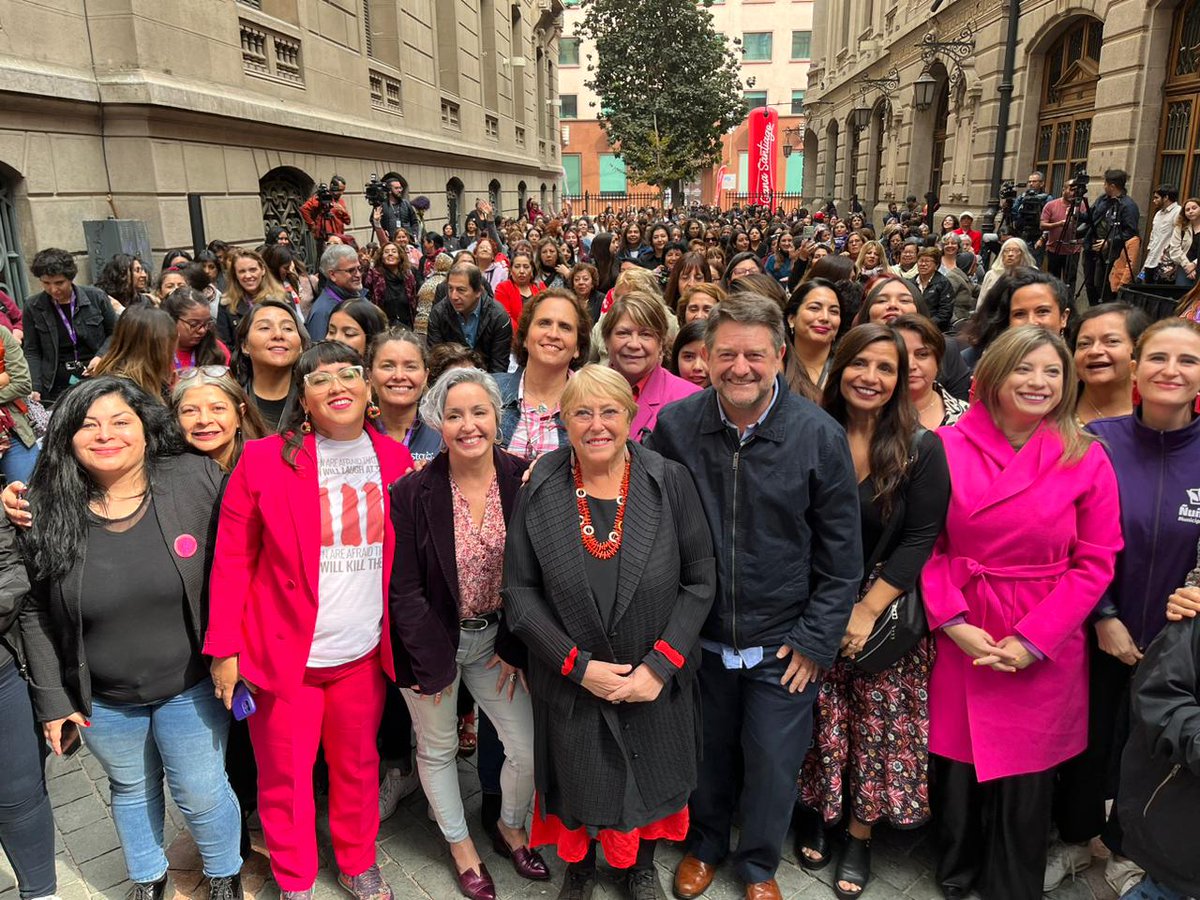 La expresidenta Michelle Bachelet en la Cumbre de la Mujer y la Equidad de Género:

"Cuando las mujeres y las niñas participan plenamente en la vida pública y disfrutan de los mismos derechos y oportunidades que los hombres, toda la sociedad se beneficia".