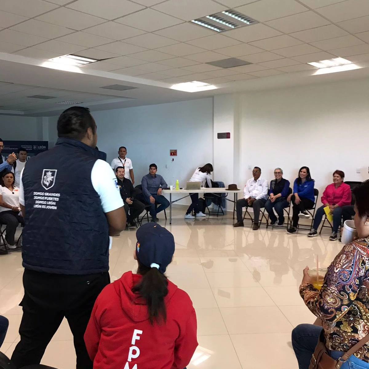 IMJULeon's tweet photo. El día de hoy nos sentimos muy alegres de charlar con las leonesas y leoneses en la Plaza de la Ciudadanía “Efraín Huerta”, Colonia La Fragua por #MiBarrioHabla 📷.
@AleGutierrez_mx  @ismazu17 @betomof  @michellevdiaz https://t.co/5KPfavhMJr