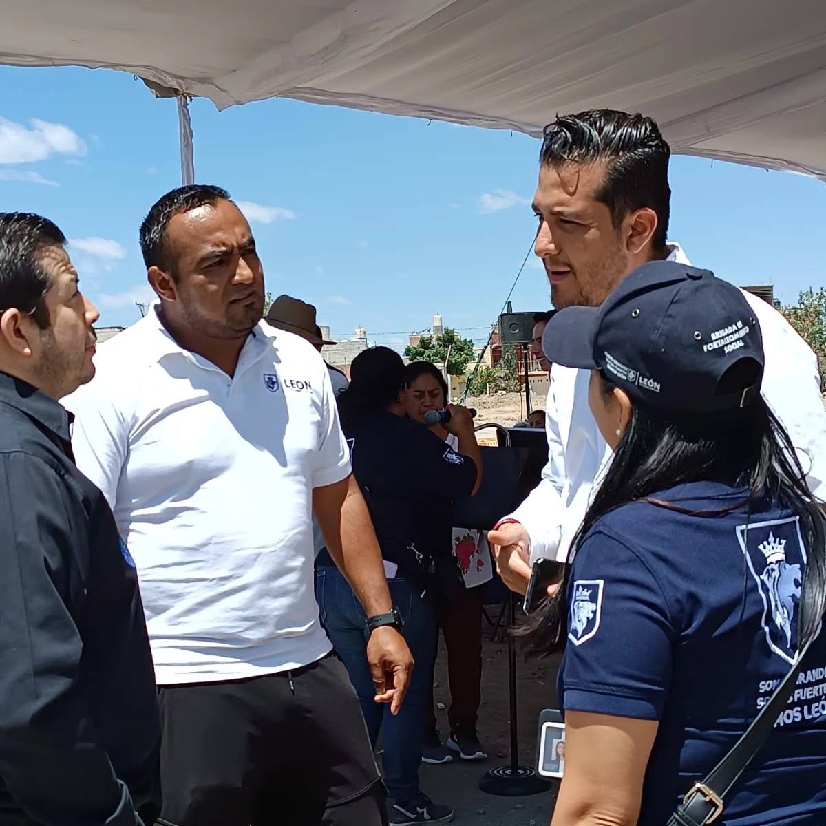 IMJULeon's tweet photo. El día de hoy nos sentimos muy alegres de charlar con las leonesas y leoneses en la Plaza de la Ciudadanía “Efraín Huerta”, Colonia La Fragua por #MiBarrioHabla 📷.
@AleGutierrez_mx  @ismazu17 @betomof  @michellevdiaz https://t.co/5KPfavhMJr