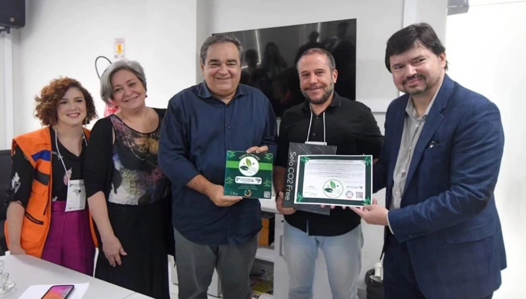 novoolhar_br's tweet photo. Fechando o 2° Encontro Regional ICLEI Nordeste entregamos o Selo Evento CO2 Free ao Prefeito de Natal @alvarodiasrn e ao Secretário Executivo do @ICLEI_SAMS, Rodrigo Perpétuo. 🌿🌎🌱 #seloco2free #co2free #eventoco2free #co2freenovoolhar #novoolharsustentabilidade https://t.co/UMAG6gVTzD