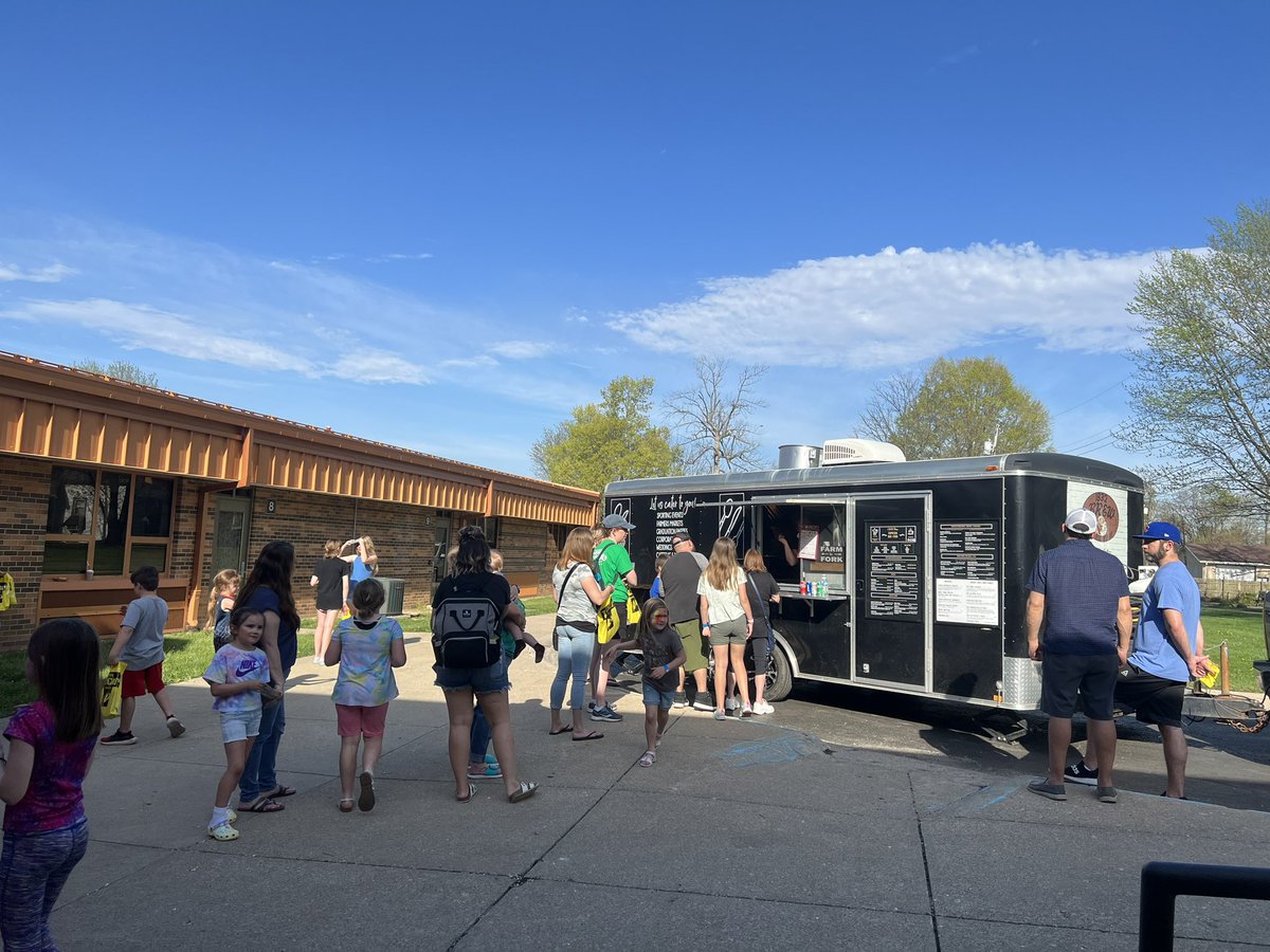 DMPrincipalGCSC's tweet image. Stop by the New Market Carnival for dinner! 1832 Brew is serving up some yummy food!