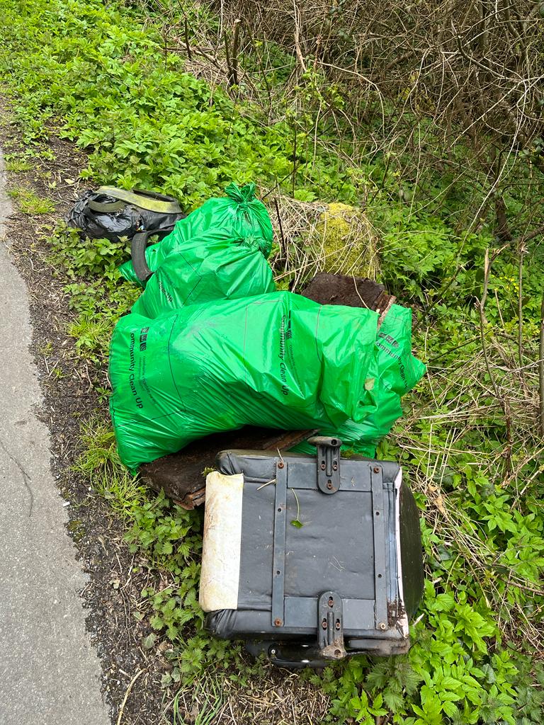 EmlaghC's tweet photo. The EOBC would like to thank the environment department @meathcoco
This is our effort under the Green Km and An Taisce Spring Clean.
@AnTaisce
#NationalSpringClean #PutItInABin 

 All credit to Simon, Gerry, Con, Brendan, Paddy, Christy, Thady and especially John. https://t.co/JrtQZDIbrH