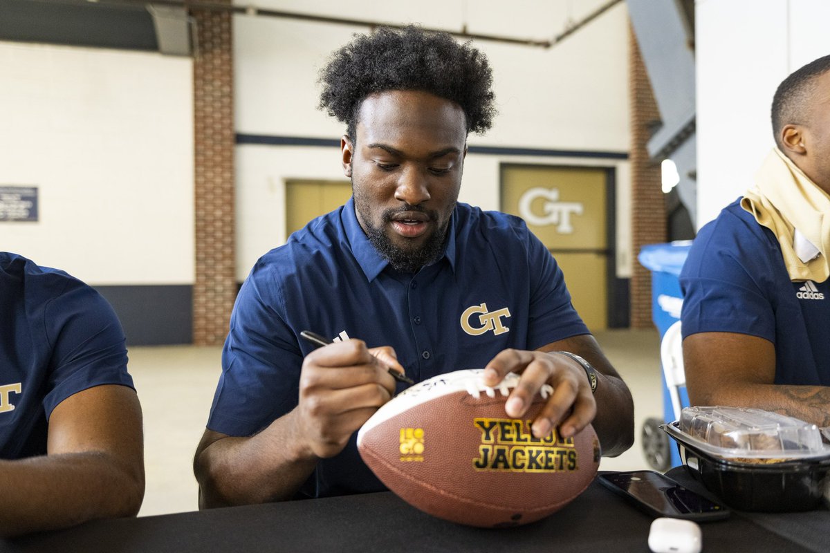 GeorgiaTechFB's tweet photo. ✍️✍️✍️

#GTSpring https://t.co/V0WOMfH2YS