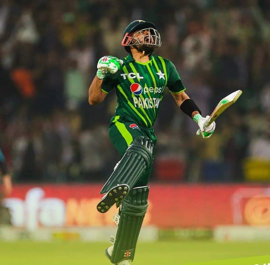sammarkhan_19's tweet photo. Lead by 2-0 
Stunning century He brings up his 3rd 💯 on the final ball of the innings!  Another unstoppable knock by
@babarazam258 🙌🏻🇵🇰🏏
@HarisRauf14 again stole the show with the Ball ⚾
#T20Is #PAKvsNZ #CricketMubarak https://t.co/23ed3ZhlIe