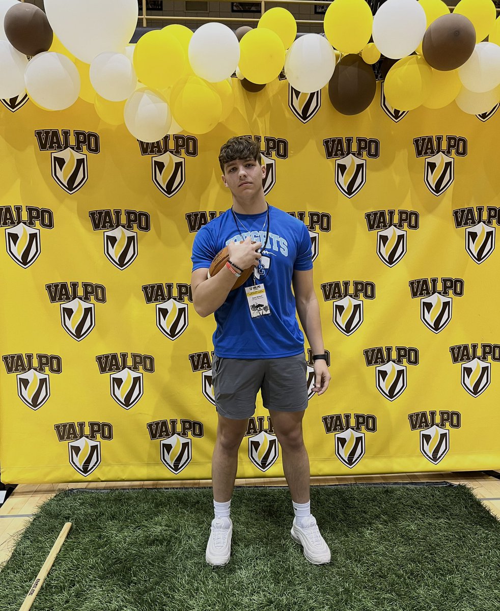 Thank you <a href="/valpoufootball/">Valpo Football</a> for having me out at your Junior Day! Glad I was able to see the campus and get a feel for the program. <a href="/CoachLFox/">Landon Fox</a> @CoachVanAsperen