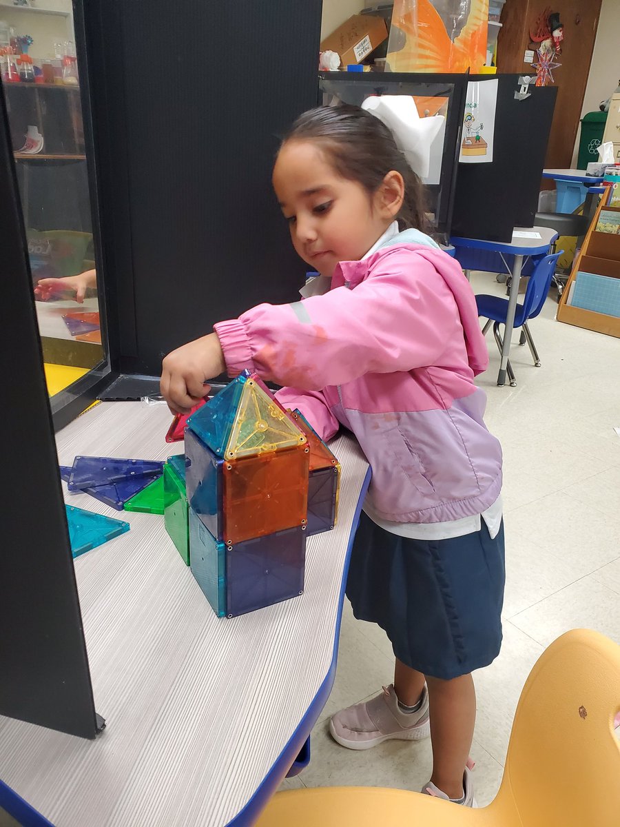 LitEaglesMaker's tweet photo. Collaborative class having some engaging fun in MakerSpace today. https://t.co/prwguLliEi