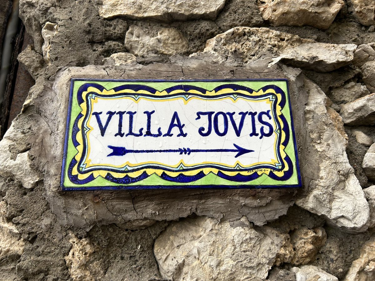 Made it to the top of the island with half the girls to Tiberius’ palace, ‘Villa Iovis’. It was raining heavily for much of the journey…..suboptimal! Then the most delicious lunch and back by funicolare and ferry to Sorrento for tea and medals!! Another day done, 👌🏻👊🏻