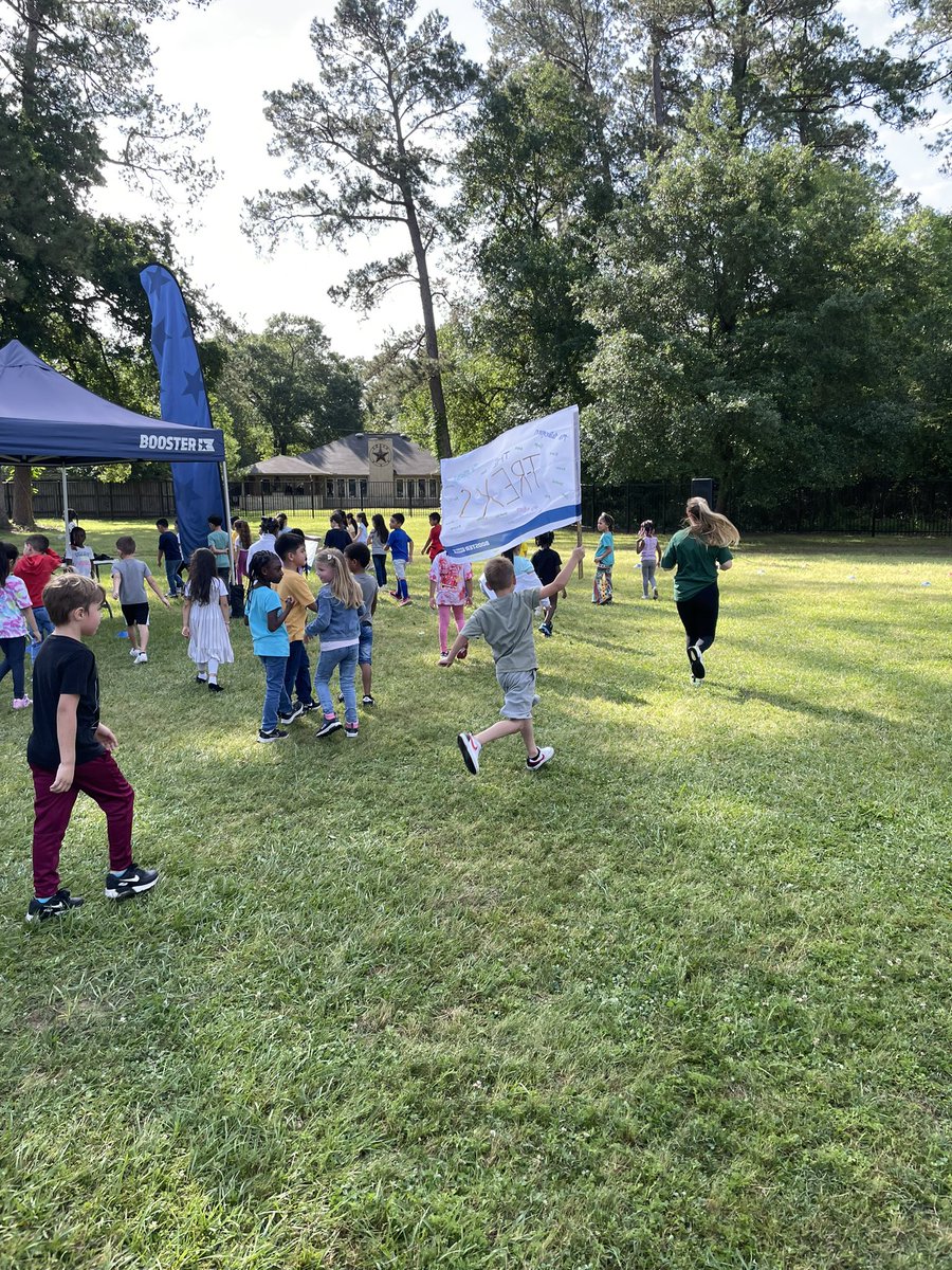 WaxmanKinder's tweet photo. Wax&amp;Mak’s T-REX crew! 🦖 We had so much fun at the Yeager Fun Run! @MsMakrisECSE @CyFairYeager https://t.co/PNXYyE1TVe