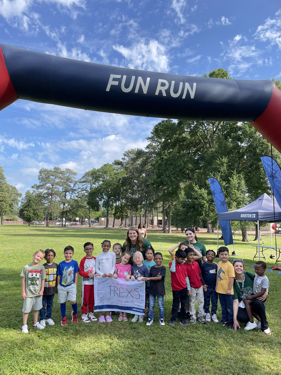 WaxmanKinder's tweet photo. Wax&amp;Mak’s T-REX crew! 🦖 We had so much fun at the Yeager Fun Run! @MsMakrisECSE @CyFairYeager https://t.co/PNXYyE1TVe