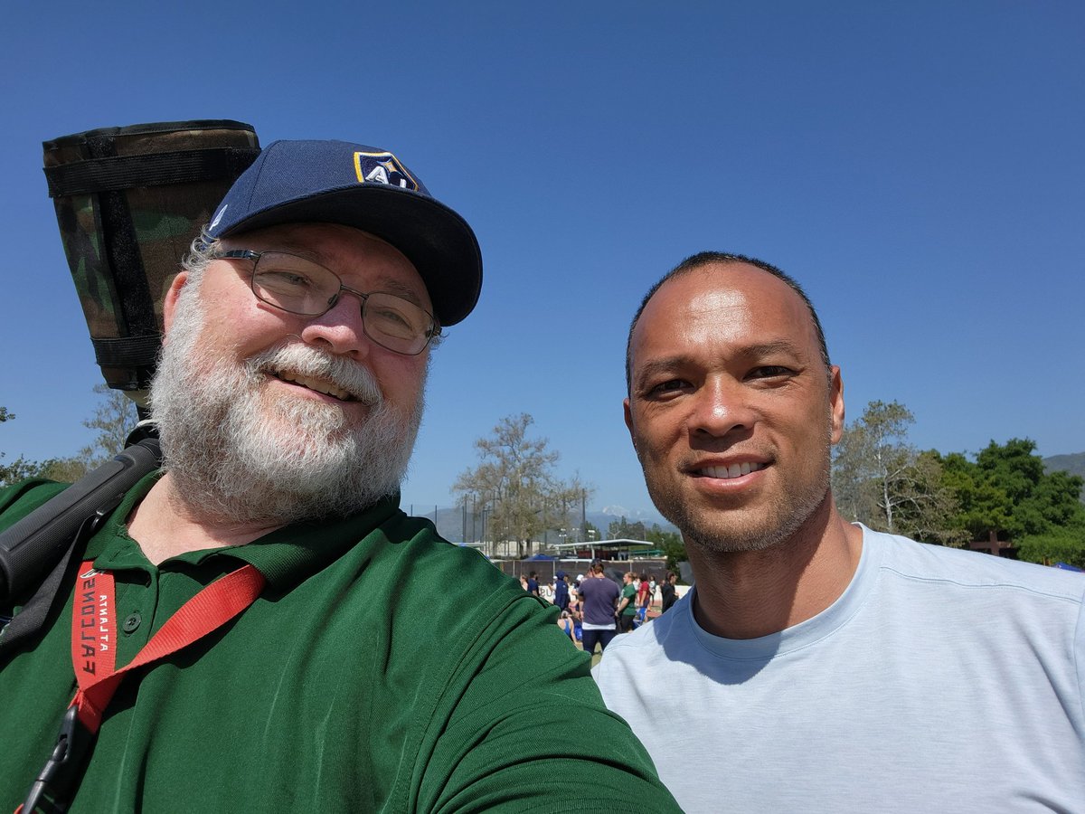 GuavaPressMedia's tweet photo. If your gonna be at the #BryanClayInvitational it's best to say Aloha to the man himself. #GoBows @HawaiiXCTF @azusapacific @bryanclay #CastleHS #Kaneohe #KingIntermediate #BenParker https://t.co/6y5BJdPSHB