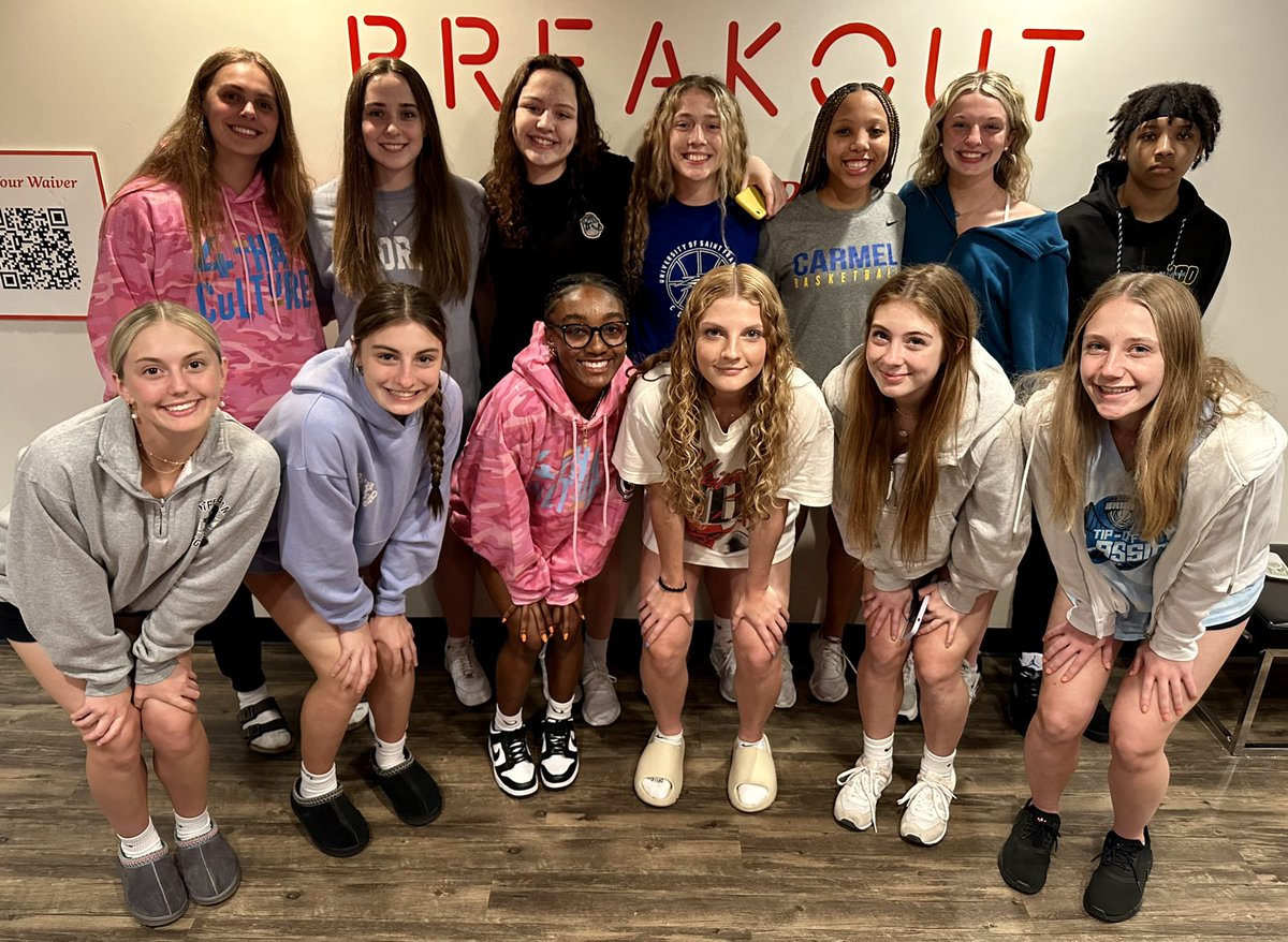 CoachTJPerry's tweet photo. Great 1st day of basketball at the @WPABruinsTipOff    Girls went 3-1 while playing fast &amp; competing end to end.    Each half got better with lock down D!   Finished with some team bonding w/  breakout room &amp; ice cream 🍨 🍦  #Together #HardWorkPays @vjhAlways100 @Always100_TMH https://t.co/sGdaUJBI3z