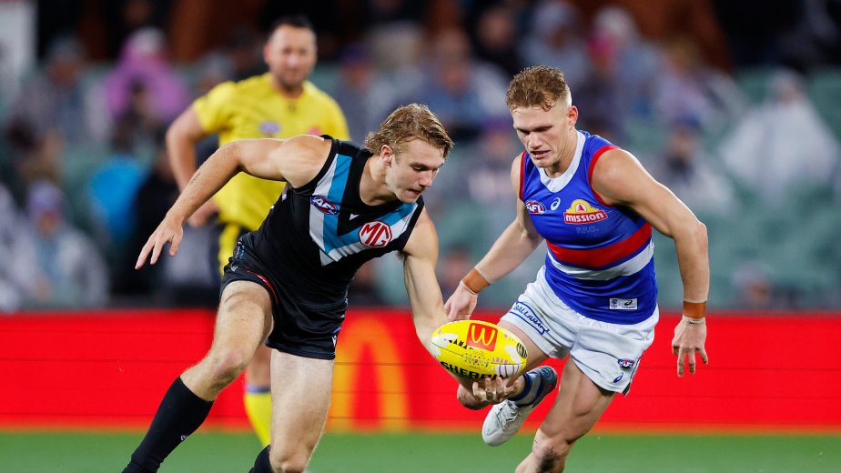 "Footy fans should stop booing him. I don't even know why they are"

Kane Cornes, the man responsible for baiting the football public and applying double-standards for 6 months over the trade to his former team, is FURIOUS over the treatment of Jason Horne-Francis 😡

MORE >>