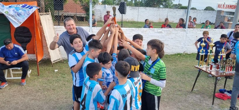 Linda jornada con chicos  de Villa Berthet (Club Racing, Cooperativa y Fuimos Héroes) y de distintas localidades (Machagay, Santa Sylvina y San Bernardo) en el Primer Torneo de Fútbol Infantil "La Academia".