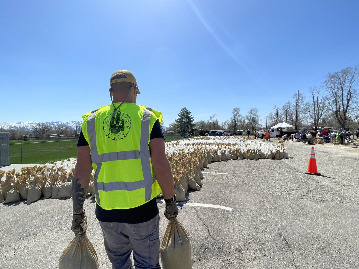 bereadyslc's tweet photo. Due to the overwhelming amount of people within the community who came out to fill sandbags today at Sugarhouse Park and Rosewood Park, we will not be holding sandbagging events tomorrow. Thank you to everyone who volunteered their time and efforts! https://t.co/NH0VcN6aIK