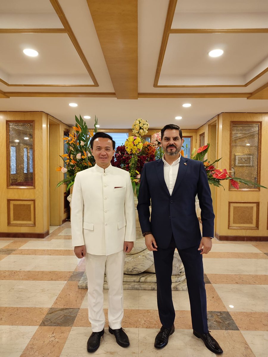 ma_nan's tweet photo. Excelente día en la Embajada de China en Mexico, disfrutando de la la cultura, la amistad y grandes amigos, bienvenido Embajador @EmbZhangRun https://t.co/v3O1VcJffk