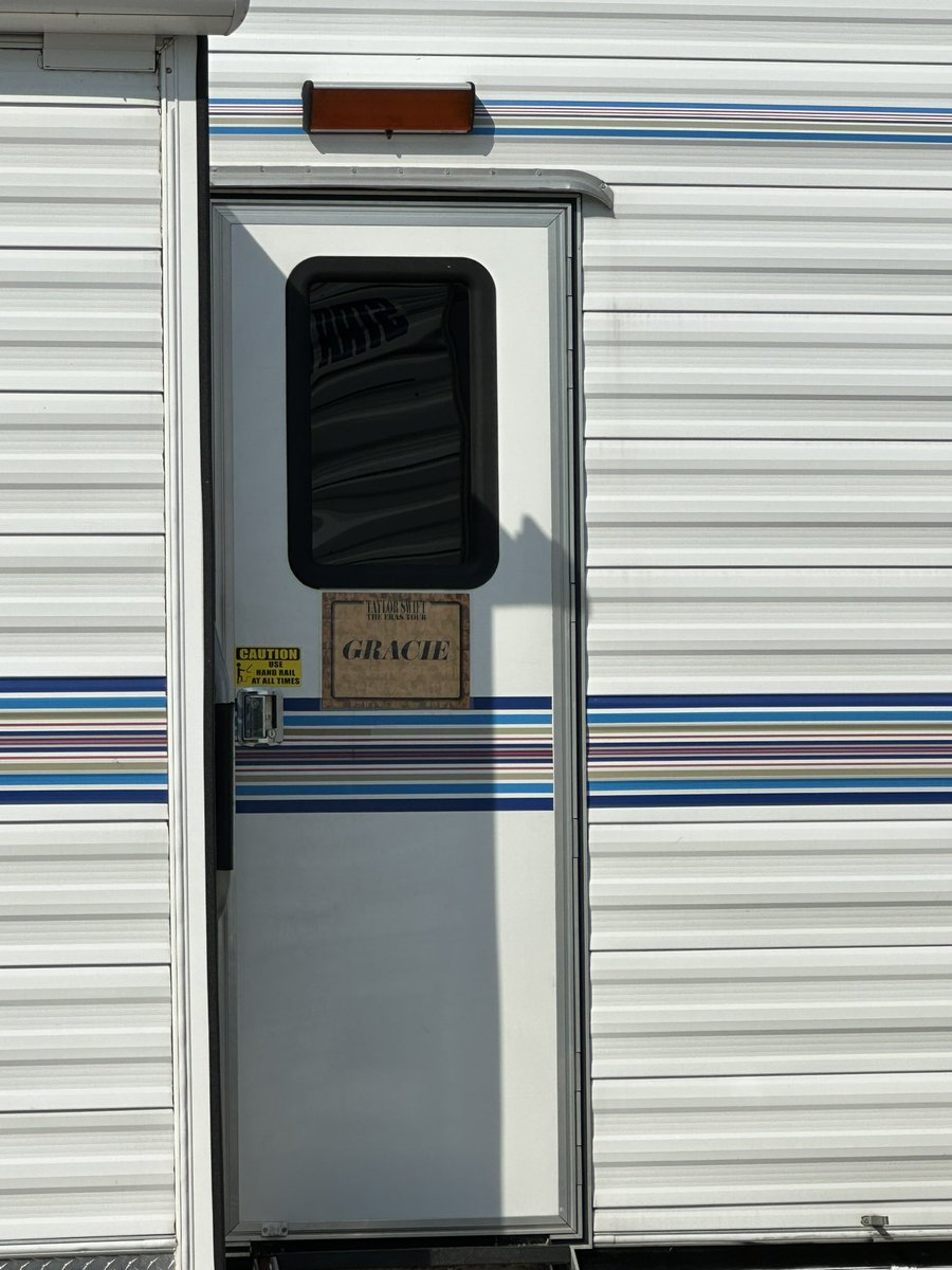 .<a href="/gracieabrams/">Gracie Abrams</a> sooo excited