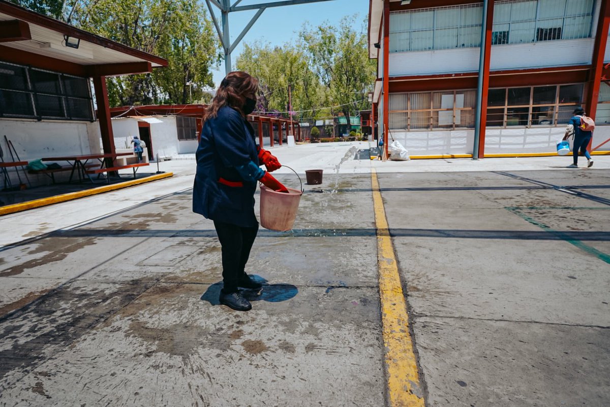 fchiguil's tweet photo. Los fines de semana también se da mantenimiento a los planteles escolares de @TuAlcaldiaGAM; en la Escuela Secundaria Técnica No. 104 Ing. Martín López Rito en la colonia El #Arbolillo, se trabajó con acciones de limpieza, dejando las aulas en óptimas condiciones. https://t.co/u6goceAKYj