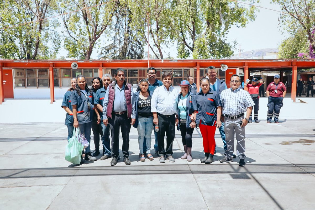 fchiguil's tweet photo. Los fines de semana también se da mantenimiento a los planteles escolares de @TuAlcaldiaGAM; en la Escuela Secundaria Técnica No. 104 Ing. Martín López Rito en la colonia El #Arbolillo, se trabajó con acciones de limpieza, dejando las aulas en óptimas condiciones. https://t.co/u6goceAKYj