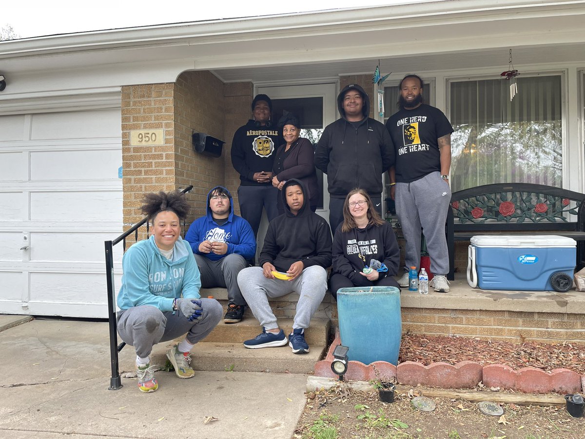 NatasticKS's tweet photo. 26 student athletes, coaches and parents from Southeast High School worked to clean up 3 addresses this morning. We coordinated with the @CityofWichita  and really made a difference. Thank you @WSE_Athletics @buffs_football @WichitaSEHS @stanreeser https://t.co/S2gnYVWLX4