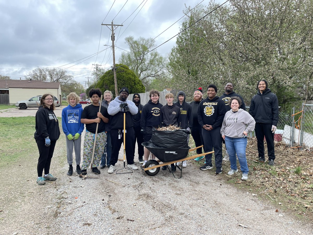 NatasticKS's tweet photo. 26 student athletes, coaches and parents from Southeast High School worked to clean up 3 addresses this morning. We coordinated with the @CityofWichita  and really made a difference. Thank you @WSE_Athletics @buffs_football @WichitaSEHS @stanreeser https://t.co/S2gnYVWLX4