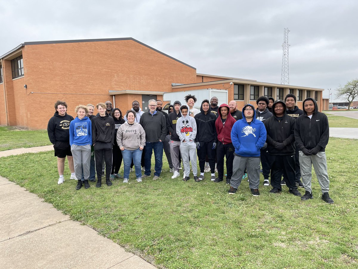 NatasticKS's tweet photo. 26 student athletes, coaches and parents from Southeast High School worked to clean up 3 addresses this morning. We coordinated with the @CityofWichita  and really made a difference. Thank you @WSE_Athletics @buffs_football @WichitaSEHS @stanreeser https://t.co/S2gnYVWLX4
