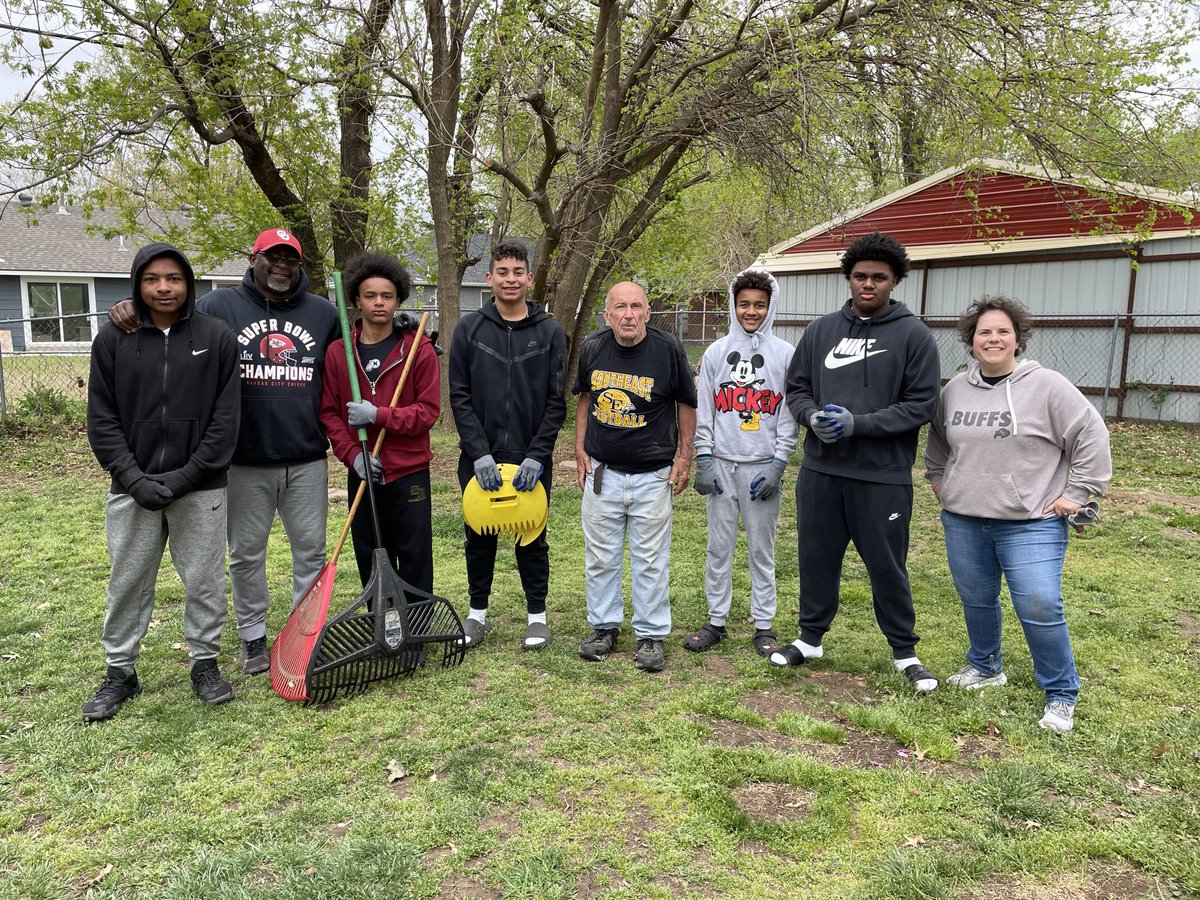 NatasticKS's tweet photo. 26 student athletes, coaches and parents from Southeast High School worked to clean up 3 addresses this morning. We coordinated with the @CityofWichita  and really made a difference. Thank you @WSE_Athletics @buffs_football @WichitaSEHS @stanreeser https://t.co/S2gnYVWLX4