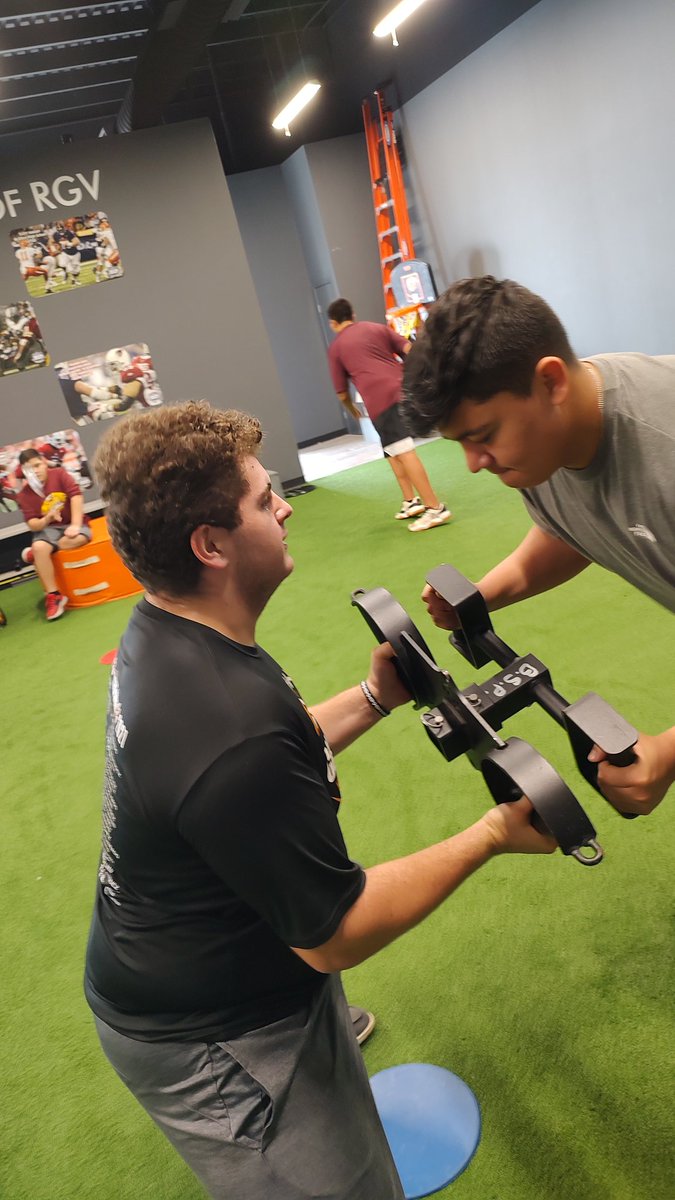 OLcoachGalvan's tweet photo. Next season already started.....How are you preparing? Repetition equals Muscle Memory 💪💪. WORK! #RGVfootball #Hogs #OwnTheDetails https://t.co/nHEgS7Q0Zz