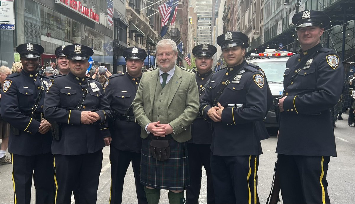 AngusRobertson's tweet photo. Delighted that @NYCMayor Eric Adams joined the Tartan Day parade in New York City. Many thanks to the NYPD, all organisers and the thousands of participants in the fantastic celebration. #TartanDay #scotland #NYC 🏴󠁧󠁢󠁳󠁣󠁴󠁿🇺🇸 https://t.co/LZJrz8N6MD