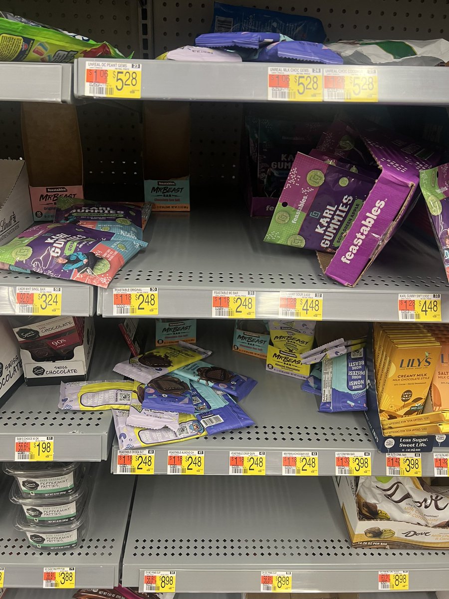 Jodeiine's tweet photo. Ya doing to much 🤦🏽‍♂️ look at this @MrBeast  #stillgotthenewkarlgummies https://t.co/UUvMMM5W04