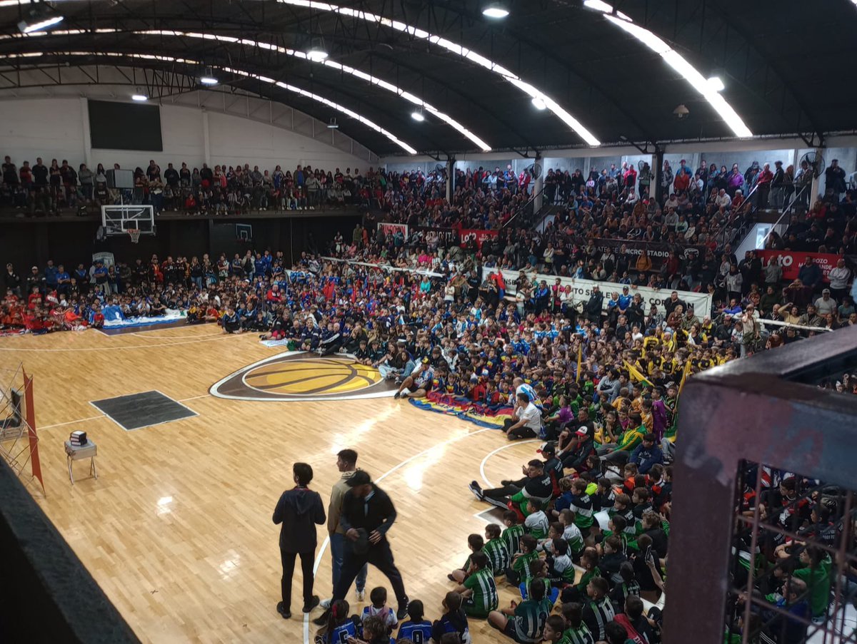 caplatense's tweet photo. [Baby Fútbol] 🙌🏻 ¡Una fiesta! 

😄 Con la presencia de todas las delegaciones, autoridades municipales y del club, nuestra entidad fue sede una vez más de la ceremonia inaugural de la Liga Vicente López.

#SiemprePlatense🤎 https://t.co/hpqrGT7e5C