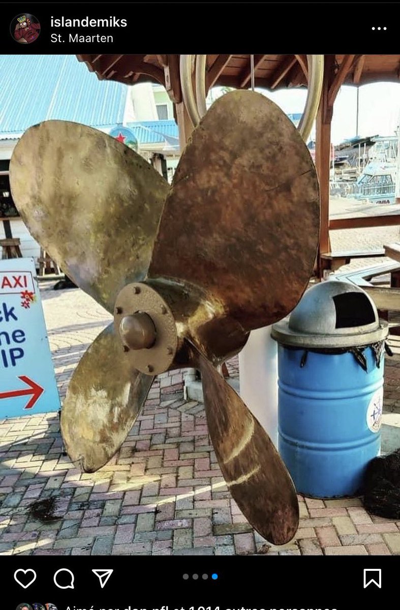 Baswa_'s tweet photo. C’était pas une attaque de requin, il était coincé et l’hélice du bateau lui a coupé la jambe. Le plus choquant dans tout c’est qu’il est entouré de 100 personnes et il n’y a qu’un seul qui est allé l’aider pendant que les autres filment. Un monde de taré https://t.co/AlZXteCDLs
