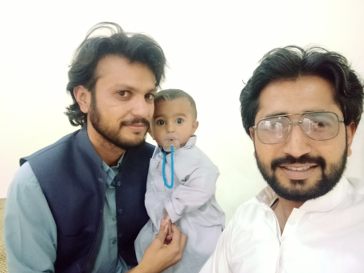 GBbaloch's tweet photo. دوستین بلوچ آج اپنے والد کے منتظر تھے ، ظالموں نے گھر پہنچنے سے پہلے راستے میں ہی  ان کے والد کو اٹھا کے لاپتہ کیا۔ بلوچ قوم کے ان معصوم پھولوں کو آخر کن اندھیروں کی طرف دھکیلا جارہاہے ۔۔۔۔؟ 
#ReleaseDrNabidadBugti https://t.co/sXGNiNLquT