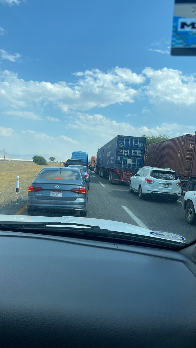 julybd's tweet photo. @Trafico_ZMG  tráfico detenido en carretera a Ciudad Guzmán, pasando la primera caseta . https://t.co/GUv9rg2WAN