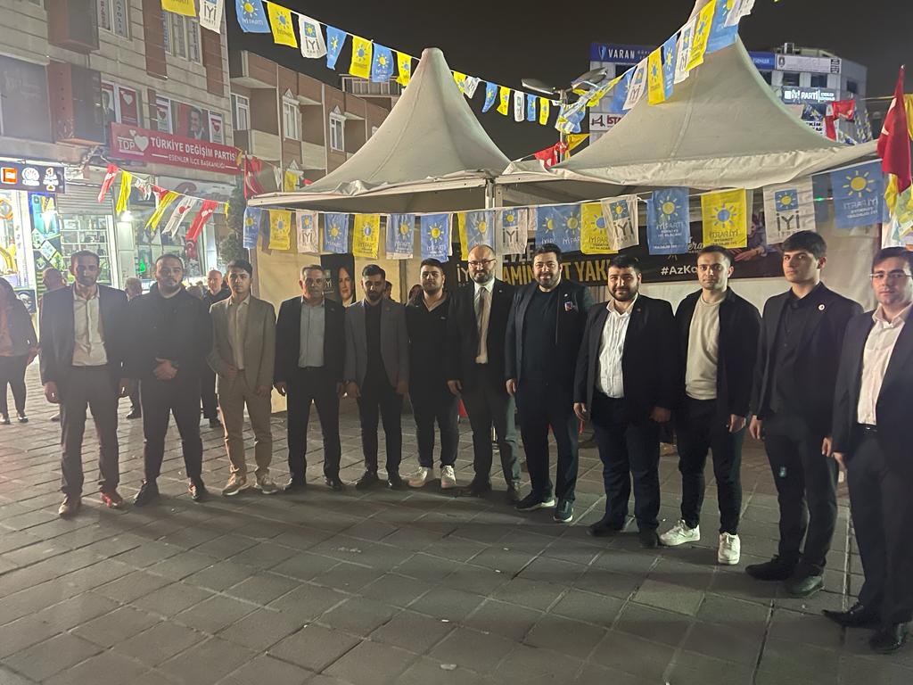 iyipartiesenler's tweet photo. Depremde hayatını kaybeden vatandaşlarımızın hayrına Esenler Meydan'da lokma ikram ettik.

Milletvekili adaylarımız Eriş CESUR ,Ali ÇELİK,Bilal UZUN ve Türkiye Gönüllüsü Esenler Sorumlusu Zeynep GORBON, Gelecek Partisi ilçe başkanı Mustafa KAPLAN katılım sağladı. https://t.co/V6xNKta1ly