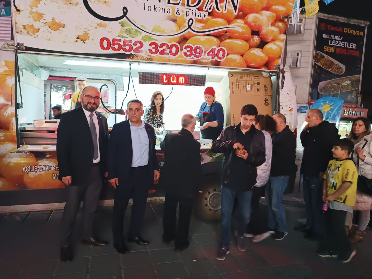 iyipartiesenler's tweet photo. Depremde hayatını kaybeden vatandaşlarımızın hayrına Esenler Meydan'da lokma ikram ettik.

Milletvekili adaylarımız Eriş CESUR ,Ali ÇELİK,Bilal UZUN ve Türkiye Gönüllüsü Esenler Sorumlusu Zeynep GORBON, Gelecek Partisi ilçe başkanı Mustafa KAPLAN katılım sağladı. https://t.co/V6xNKta1ly