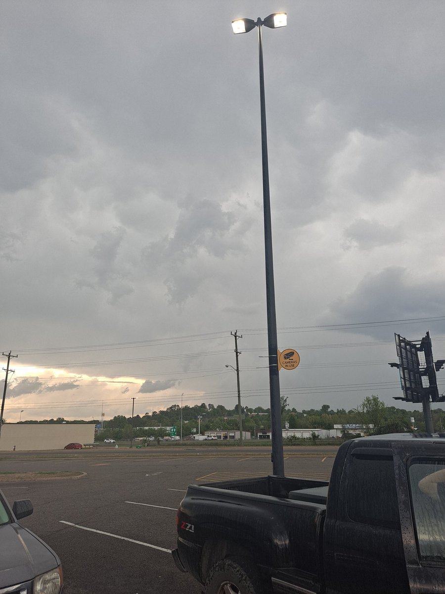 ElRoberto5164's tweet photo. I haven't seen 2 thunderstorms combine into 1 in a long time. This was fun to see https://t.co/iVbrPxa9G8
