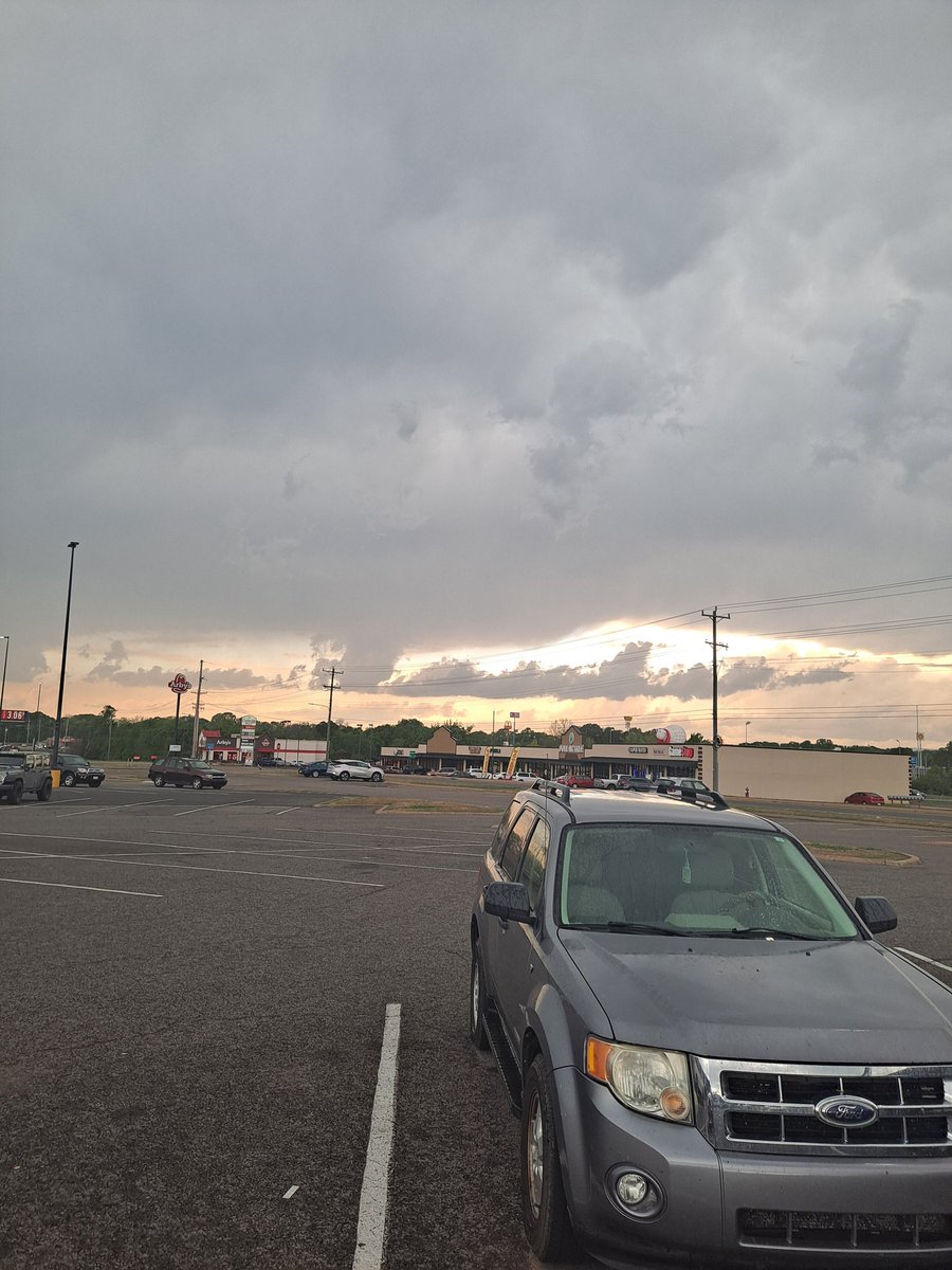 ElRoberto5164's tweet photo. I haven't seen 2 thunderstorms combine into 1 in a long time. This was fun to see https://t.co/iVbrPxa9G8