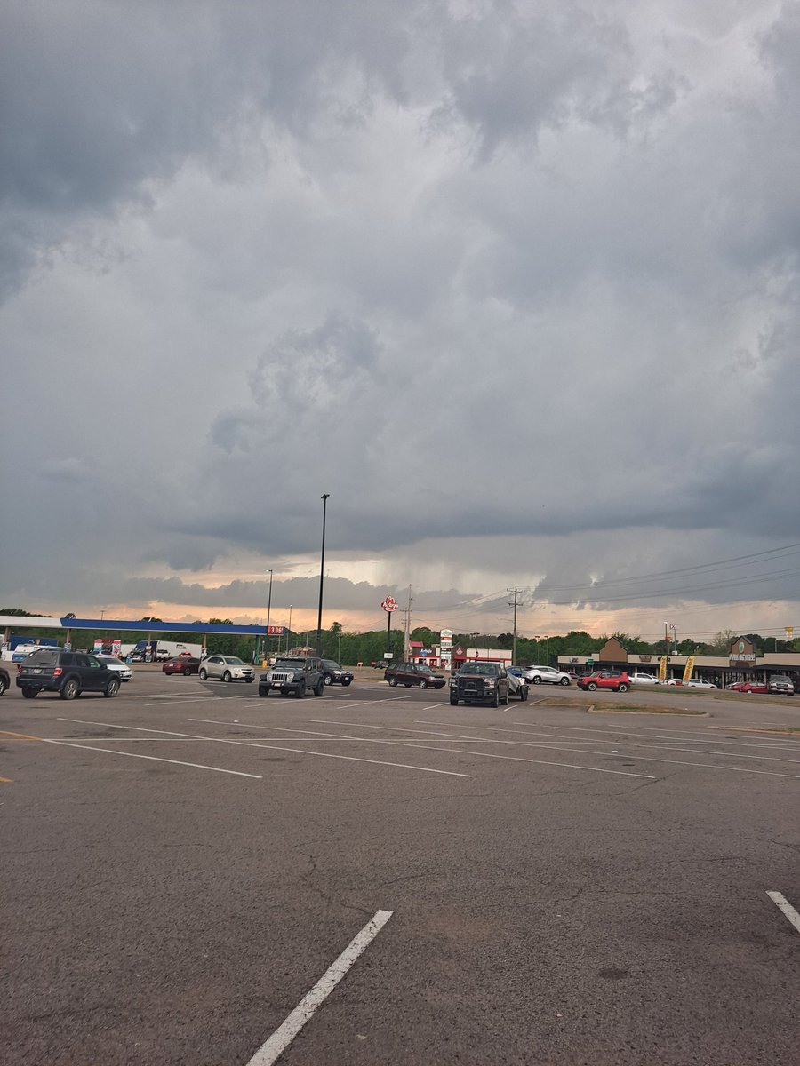ElRoberto5164's tweet photo. I haven't seen 2 thunderstorms combine into 1 in a long time. This was fun to see https://t.co/iVbrPxa9G8