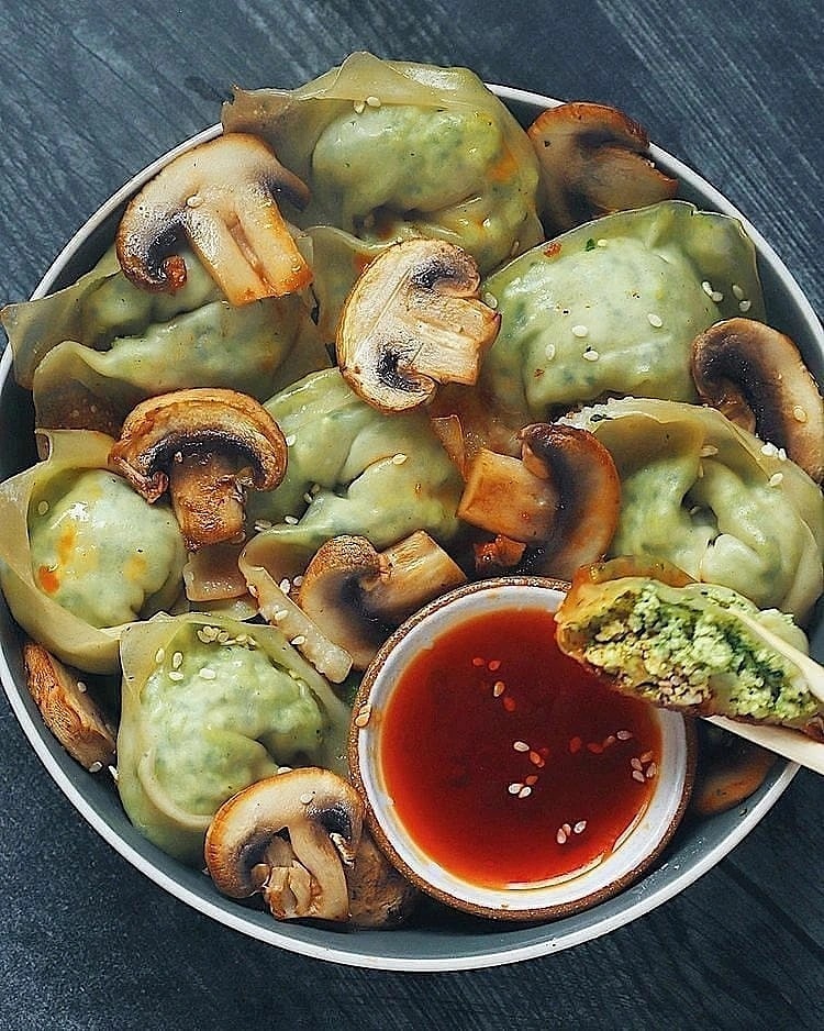 LetsEatRich1's tweet photo. Miso Pesto Potstickers 🥟💚🥟 https://t.co/cJVOu40PbE
