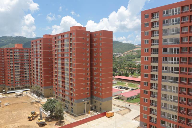 Recuerdo cuando Chávez tomó la decisión de regalar amplios terrenos de Fuerte Tiuna (zona militar caraqueña) para que al pueblo se le construyera viviendas dignas q se convirtieran en modelos de convivencia ciudadana. ¿Abandono, para variar, por parte del Ministerio de Vivienda?