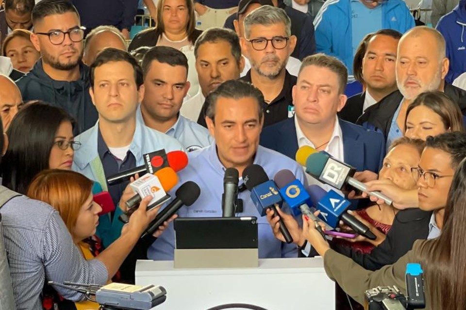 DiarioTalCual's tweet photo. Darwin González justifica silencio sobre arresto de directores de Baruta a tema de salud #TalCual #ClaroyRaspao #AEsperar https://t.co/qDld1JQjys https://t.co/bZ0GBfYLMV