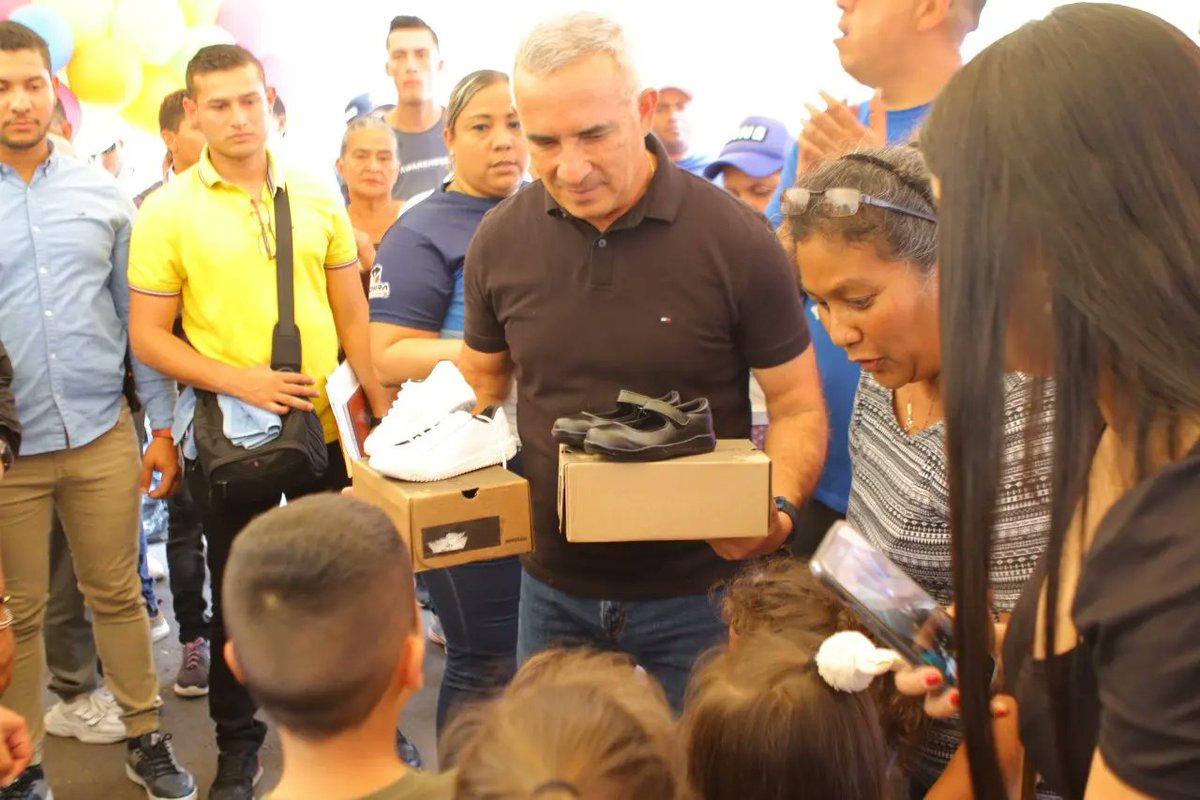 FreddyBernal's tweet photo. ¡Brindarle bienestar  a las comunidades del estado #Táchira es nuestro principal objetivo!  Hoy atendimos al pueblo de Sabaneta con una Mega Jornada Social Integral en el Grupo Escolar Cristóbal Mendoza en #SanCristóbal, donde se beneficiaron más de 2 mil 100 familias. https://t.co/S1kFCIvDh6