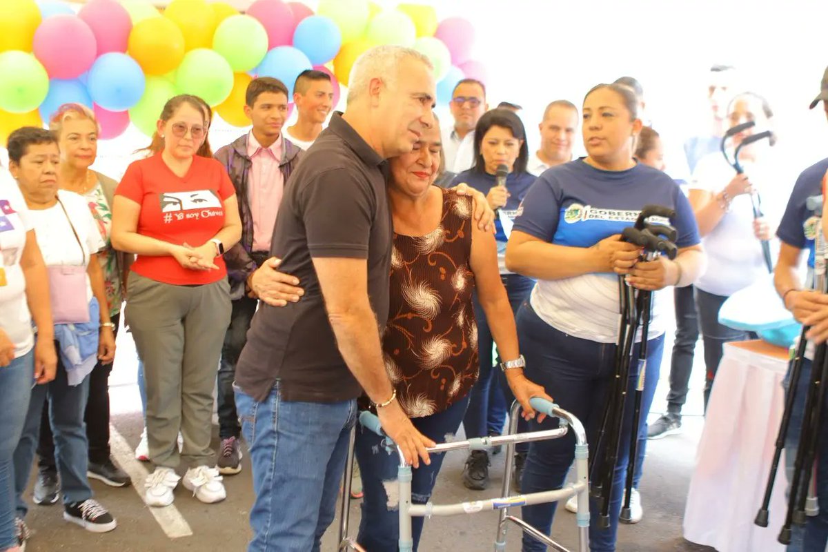 FreddyBernal's tweet photo. ¡Brindarle bienestar  a las comunidades del estado #Táchira es nuestro principal objetivo!  Hoy atendimos al pueblo de Sabaneta con una Mega Jornada Social Integral en el Grupo Escolar Cristóbal Mendoza en #SanCristóbal, donde se beneficiaron más de 2 mil 100 familias. https://t.co/S1kFCIvDh6