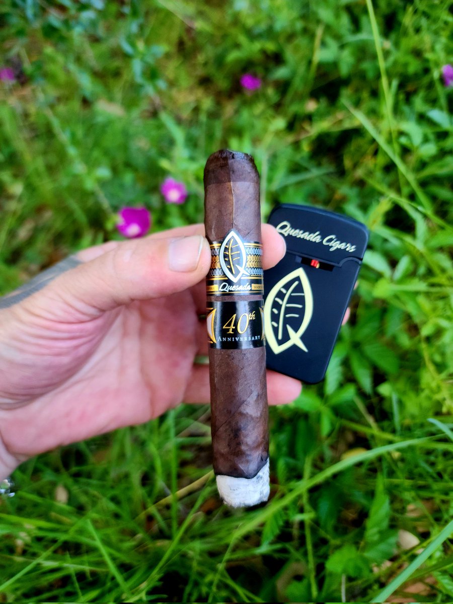 bdiggins76's tweet image. Relaxing way to end the day. #quesadacigars #quesada40thanniversary #cigaroftheday
